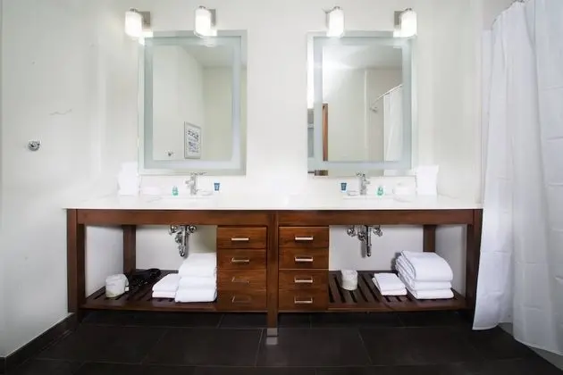 Design Oda, 2 Büyük (Queen) Boy Yatak (Mobility Accessible, Tub)