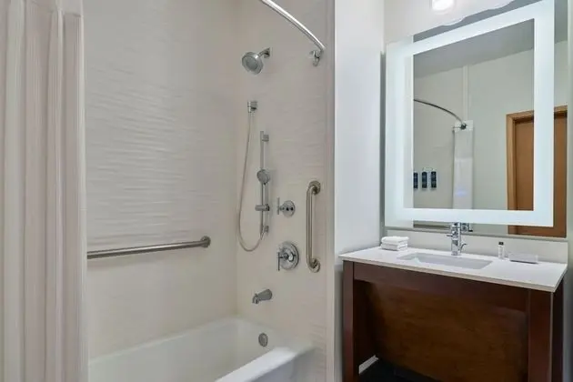 Design Oda, 2 Büyük (Queen) Boy Yatak (Mobility Accessible, Tub)