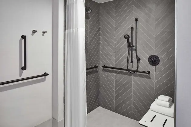 Oda, 1 En Büyük (King) Boy Yatak, Engellilere Uygun (Mobility & Hearing, Roll-In Shower)