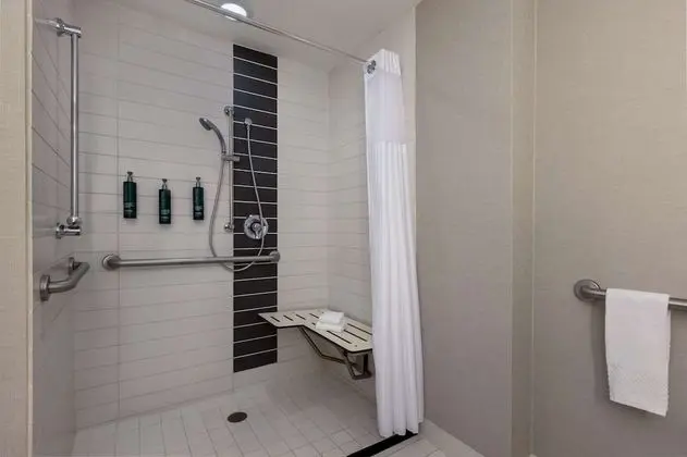 Oda, 1 En Büyük (King) Boy Yatak, Engellilere Uygun (Mobility & Hearing, Roll-In Shower)
