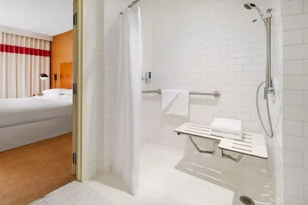 Oda, 1 En Büyük (King) Boy Yatak (Mobility Accessible, Roll-In Shower)