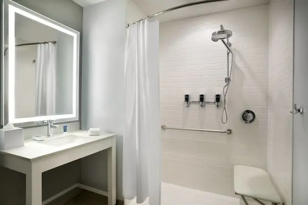 Oda, 1 En Büyük (King) Boy Yatak (Mobility Accessible, Tub)