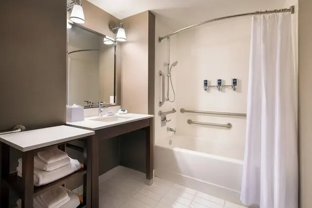 Süit, 1 Yatak Odası (Mobility Accessible, Tub)