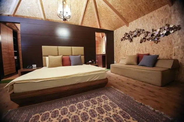 Cottage Bungalow, 1 King Bed, Smoking, Pool View