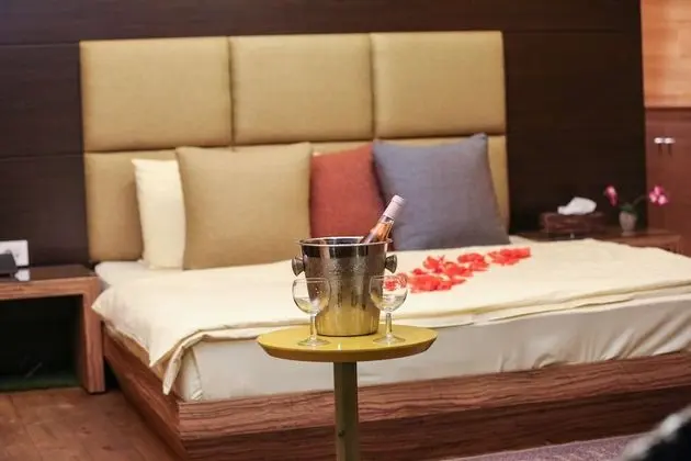 Cottage Bungalow, 1 King Bed, Smoking, Pool View