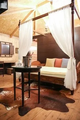 Cottage Bungalow, 1 King Bed, Smoking, Pool View