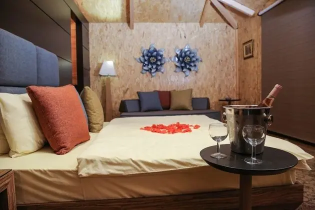 Cottage Bungalow, 1 King Bed, Smoking, Pool View