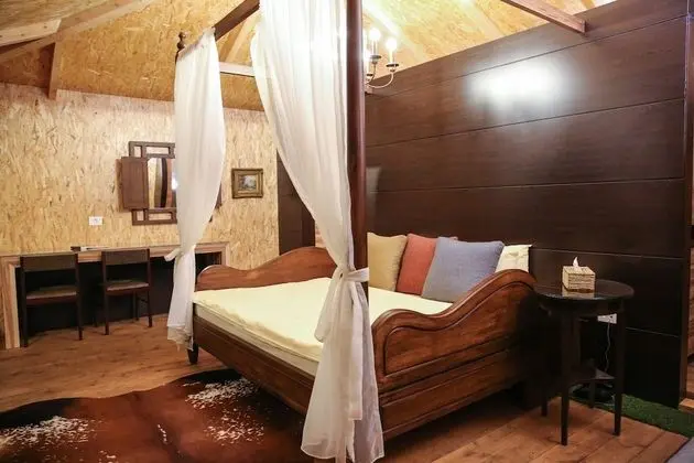 Cottage Bungalow, 1 King Bed, Smoking, Pool View