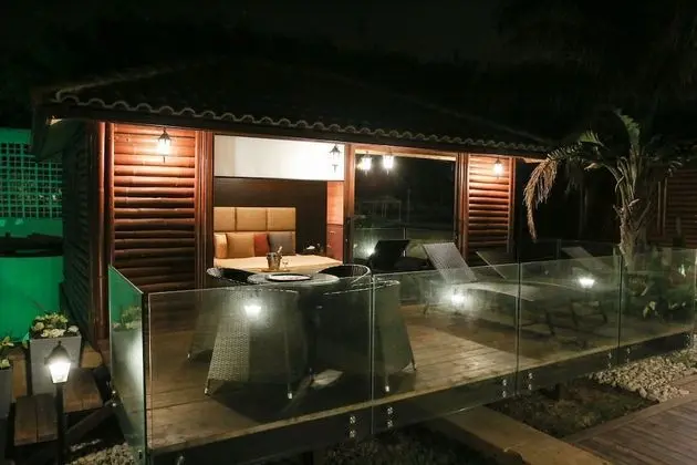 Cottage Bungalow, 1 King Bed, Smoking, Pool View