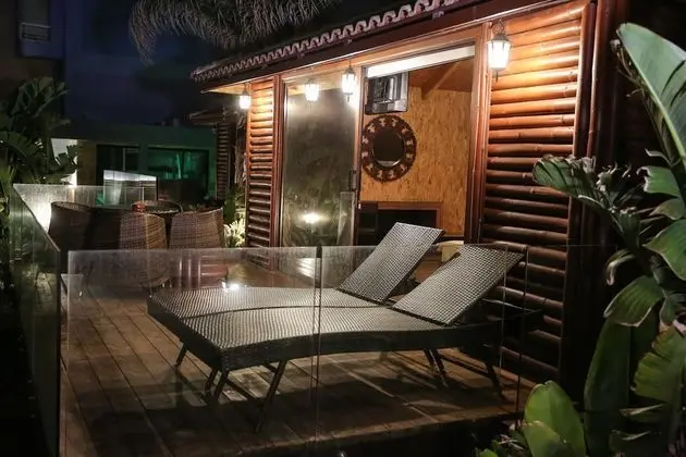 Cottage Bungalow, 1 King Bed, Smoking, Pool View