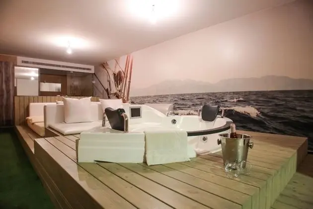 Yacht, 1 King Bed, Smoking, Pool View