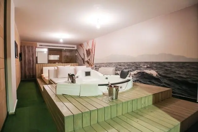 Yacht, 1 King Bed, Smoking, Pool View