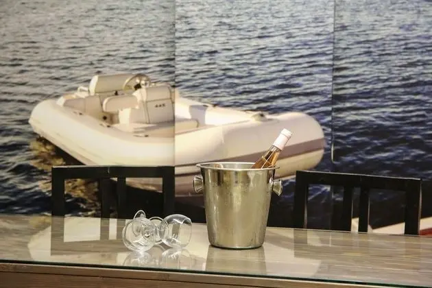 Yacht, 1 King Bed, Smoking, Pool View