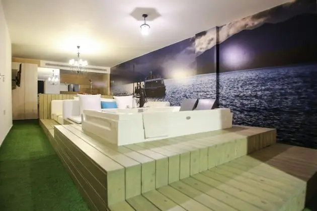 Yacht, 1 King Bed, Smoking, Pool View