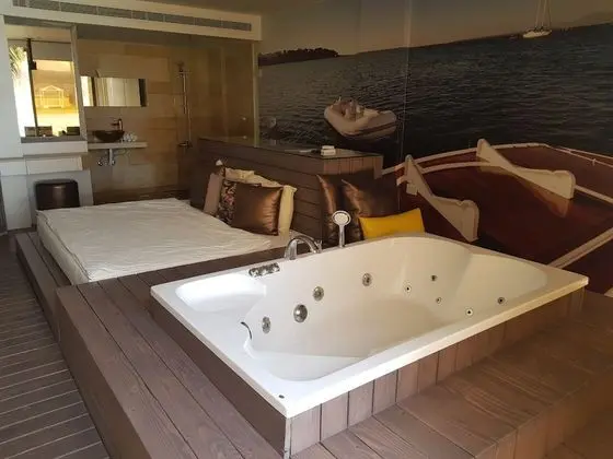 Yacht, 1 King Bed, Smoking, Pool View