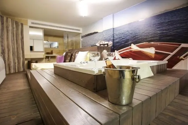 Yacht, 1 King Bed, Smoking, Pool View