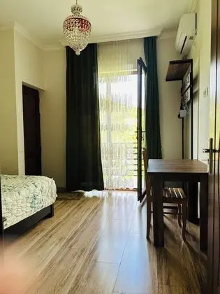 Üç Kişilik Oda, Bahçe Manzaralı