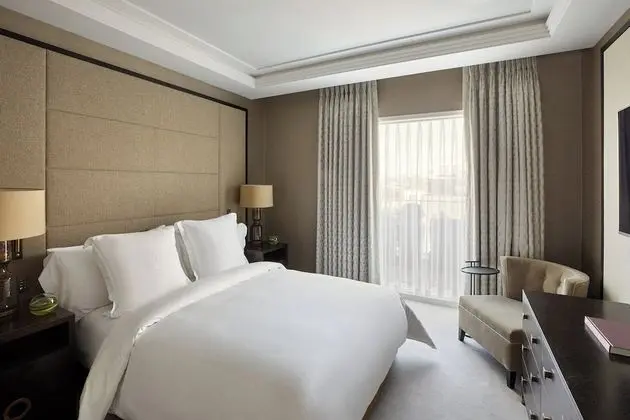 Oda, Sigara İçilmez (The Crown Residence)