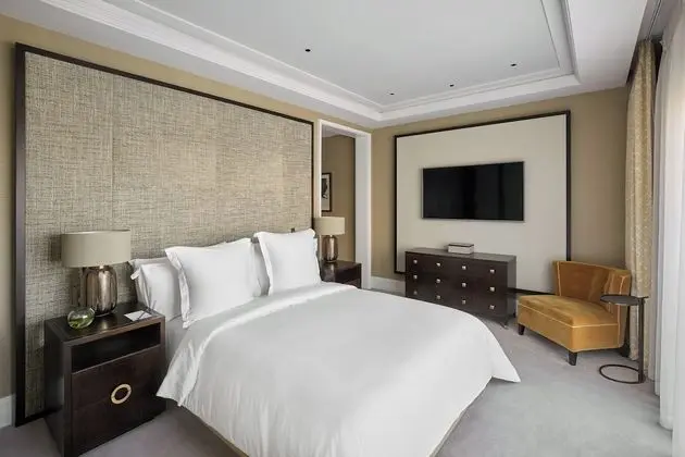 Oda, Sigara İçilmez (The Crown Residence)