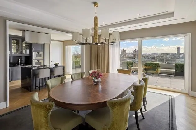 Oda, Sigara İçilmez (The Crown Residence)