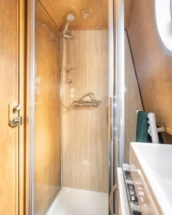 Luxury Kulübe (Houseboat - 2 double & 1 bunk bed)