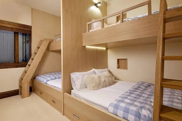 Ev (Fox Crossing Luxury Home)