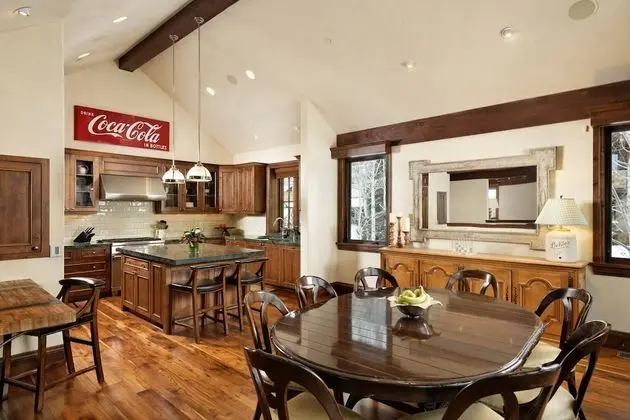 Ev (Fox Crossing Luxury Home)