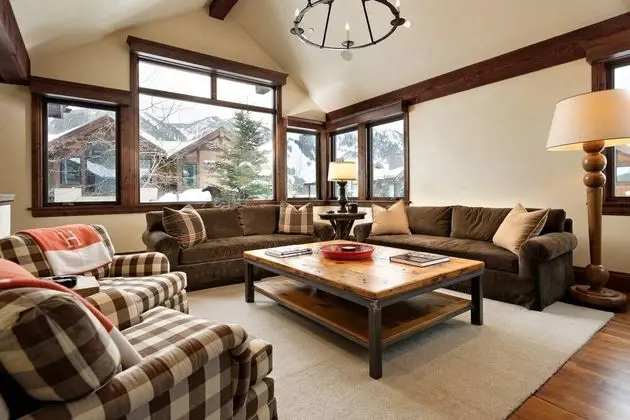 Ev (Fox Crossing Luxury Home)