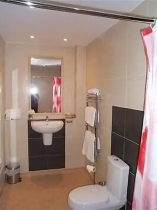 Tek Büyük veya İki Ayrı Yataklı Oda, Banyolu/Duşlu (Room 1)