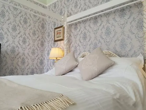 Superior Tek Büyük Yataklı Oda, Banyolu/Duşlu, Bahçe Manzaralı (4-POSTER ROOM)