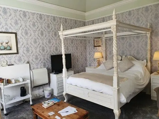 Superior Tek Büyük Yataklı Oda, Banyolu/Duşlu, Bahçe Manzaralı (4-POSTER ROOM)
