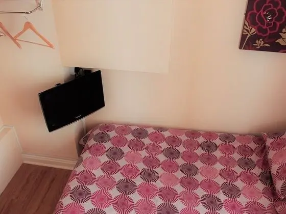 Tek Büyük Yataklı Oda, Ortak Banyo (Small)