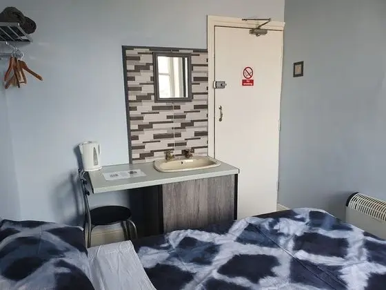 Tek Büyük Yataklı Oda, Ortak Banyo (Small)