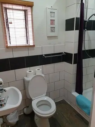 Üç Kişilik Oda, Ortak Banyo