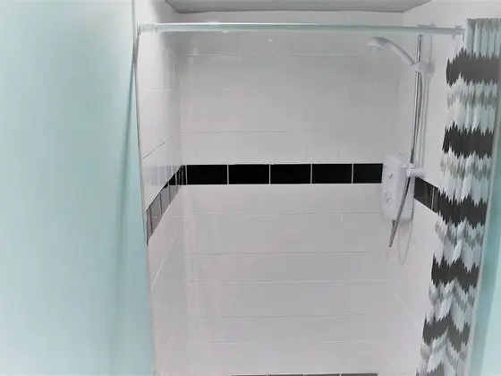 Üç Kişilik Oda, Ortak Banyo