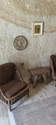 Junior Cave, , Jakuzili