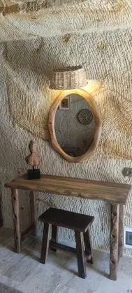 Junior Cave, , Jakuzili