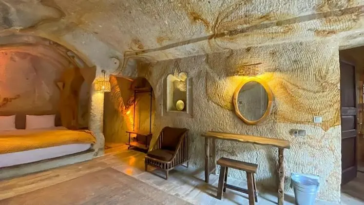 Junior Cave, , Jakuzili