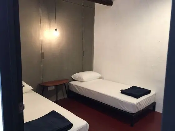 İki Ayrı Yataklı Oda, Ortak Banyo