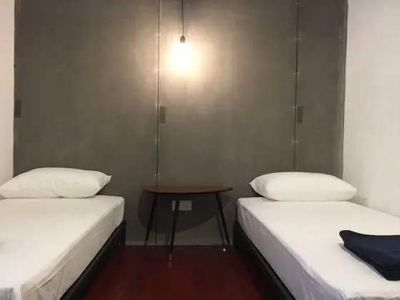 İki Ayrı Yataklı Oda, Ortak Banyo