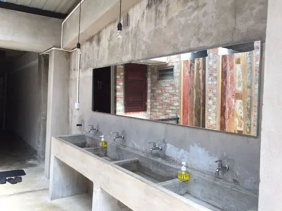 İki Ayrı Yataklı Oda, Ortak Banyo