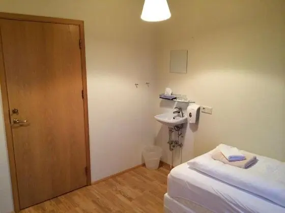 İki Ayrı Yataklı Oda, Ortak Banyo