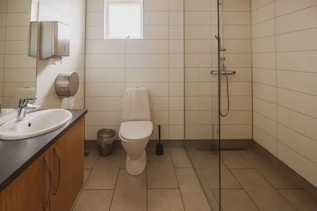 İki Ayrı Yataklı Oda, Ortak Banyo