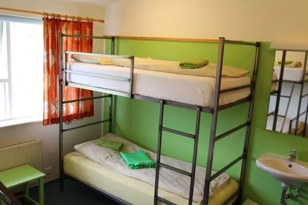 Üç Kişilik Oda, Ortak Banyo