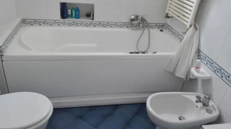 Tek Büyük Yataklı Oda (External Bathroom)
