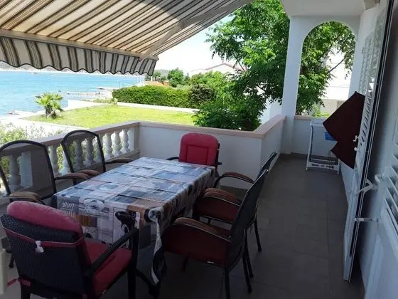 Apart Daire (Frane - 20 m from beach - A2(6+1) )