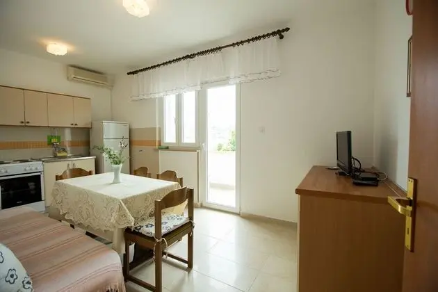 Apart Daire (Frane - 20 m from beach - A2(6+1) )