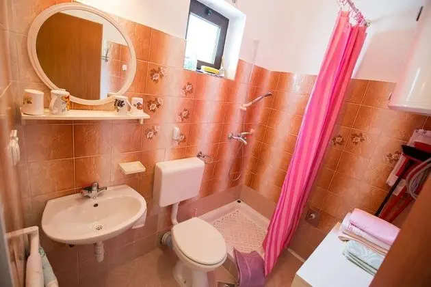 Apart Daire (Frane - 20 m from beach - A2(6+1) )