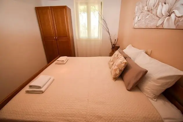 Apart Daire (Frane - with garden - A1(6))