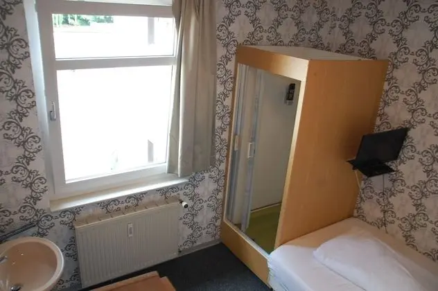 Tek Kişilik Oda, Ortak Banyo (Private Shower/Shared WC)